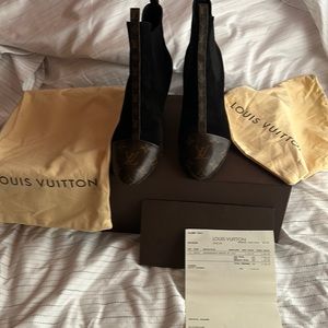 LOUIS VUITTON BOOTIES NEVER WORN